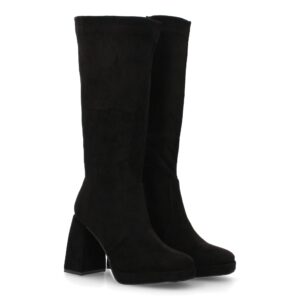 Bota alta con tacón ancho y plataforma elegante.