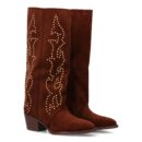 Bota alta con diseño de tachuelas y tacon