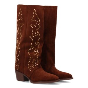 Bota alta con diseño de tachuelas y tacon