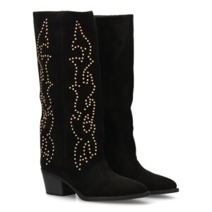 Bota alta con diseño de tachuelas y tacon