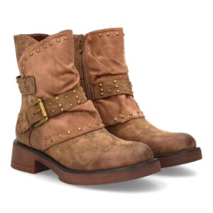 Bota biker con tachuelas y hebilla