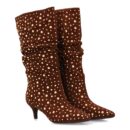 Bota con tacón y tachuelas brillante