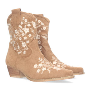 Botín campero de tacón bajo.