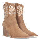 Botín campero de tacón medio.