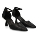 Zapato de salón con cierre de hebilla