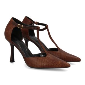 Zapato de salón con tacón alto y punta afilada