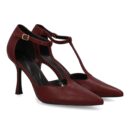 Zapato de salón con tacón alto y punta afilada