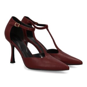 Zapato de salón con tacón alto y punta afilada