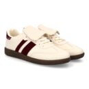 Zapatilla moderna con detalle en lengüeta