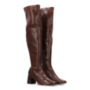 Bota alta elegante con tacón cómodo.