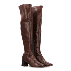 Bota alta elegante con tacón cómodo.