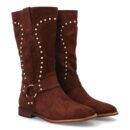 Bota con tachuelas y aro decorativo.