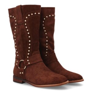 Bota con tachuelas y aro decorativo.