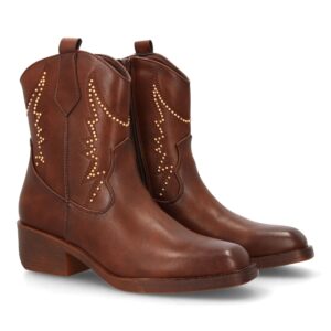 Bota cowboy con diseño de tachuelas.