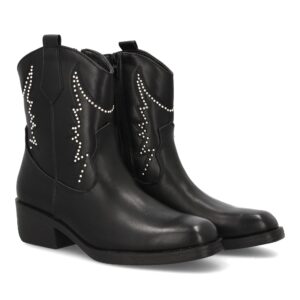 Bota cowboy con diseño de tachuelas.